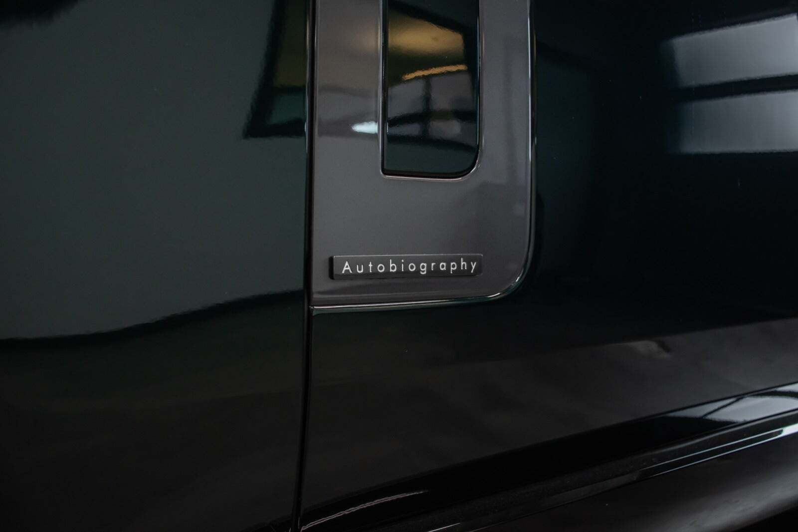 Grøn Land Rover Range Rover fra 2025 set udefra