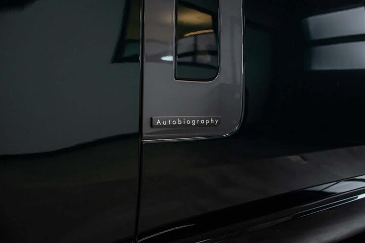 Grøn Land Rover Range Rover fra 2025 set udefra