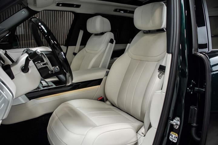 Grøn Land Rover Range Rover fra 2025 set indefra