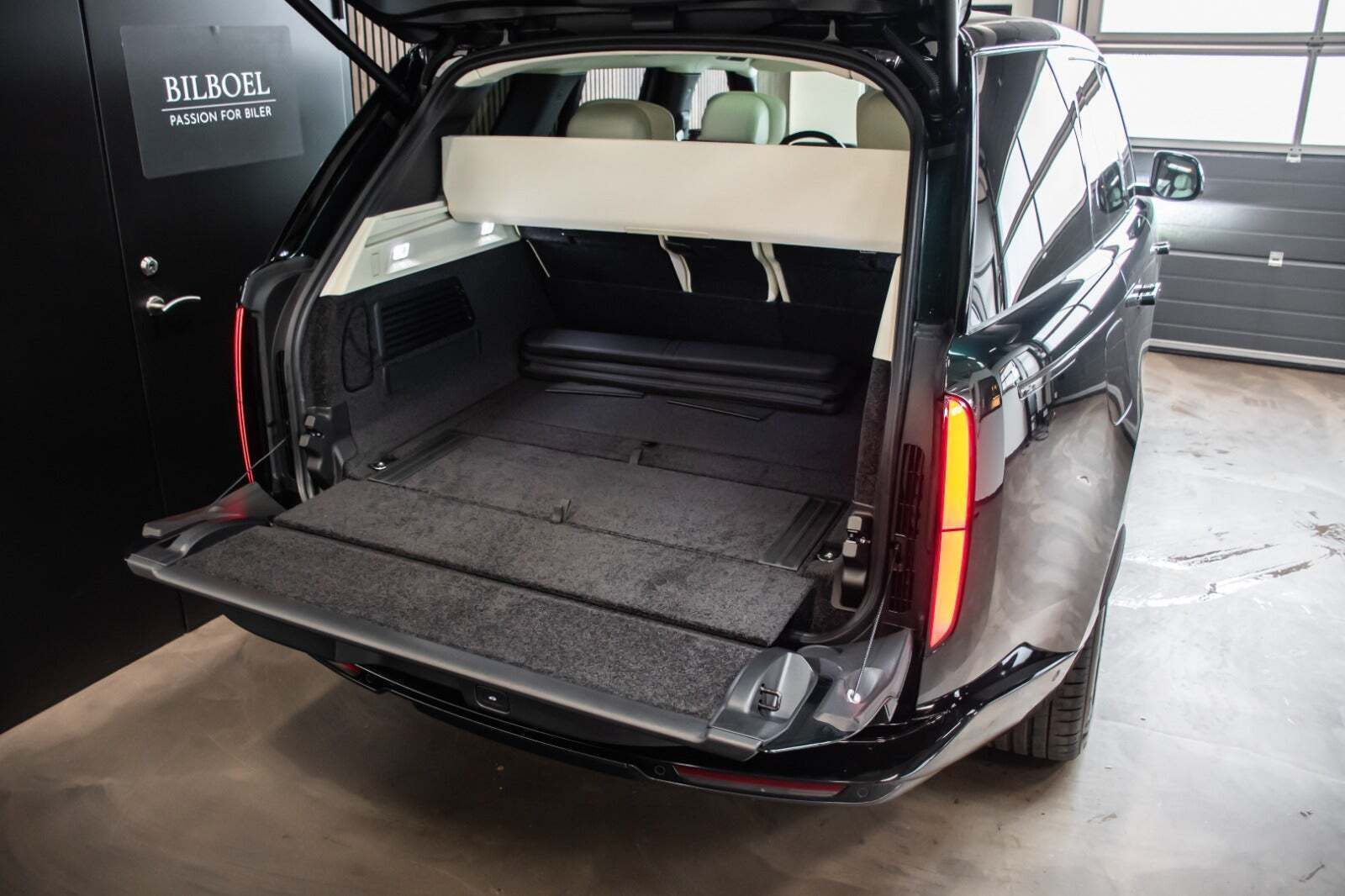 Grøn Land Rover Range Rover fra 2025 set udefra