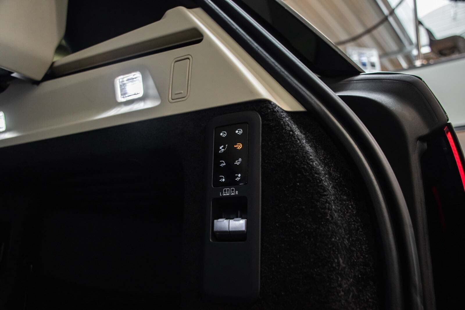 Grøn Land Rover Range Rover fra 2025 set indefra