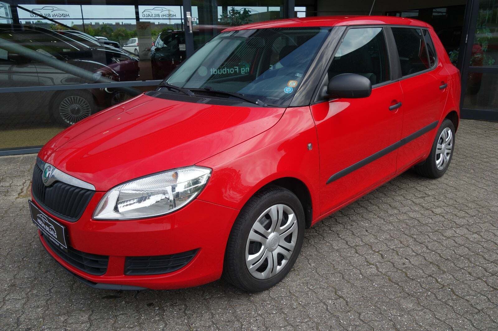 Rød Skoda Fabia fra 2012 set udefra