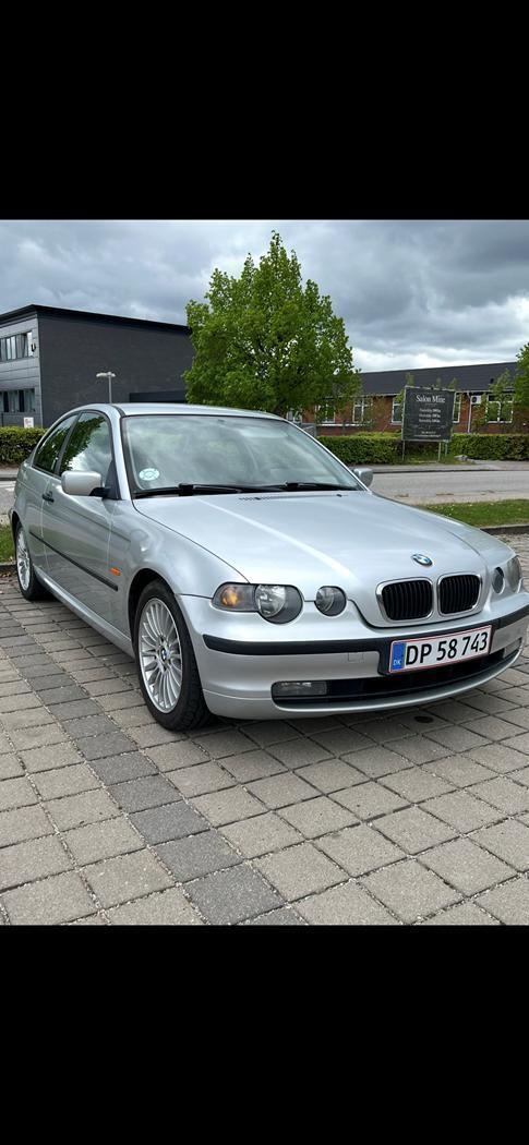 Grå BMW 316 fra 2005