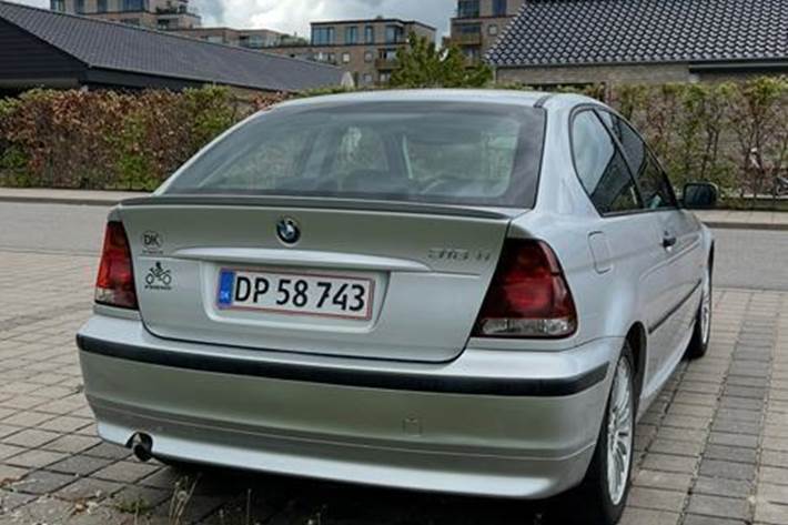 Grå BMW 316 fra 2005