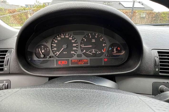 Grå BMW 316 fra 2005