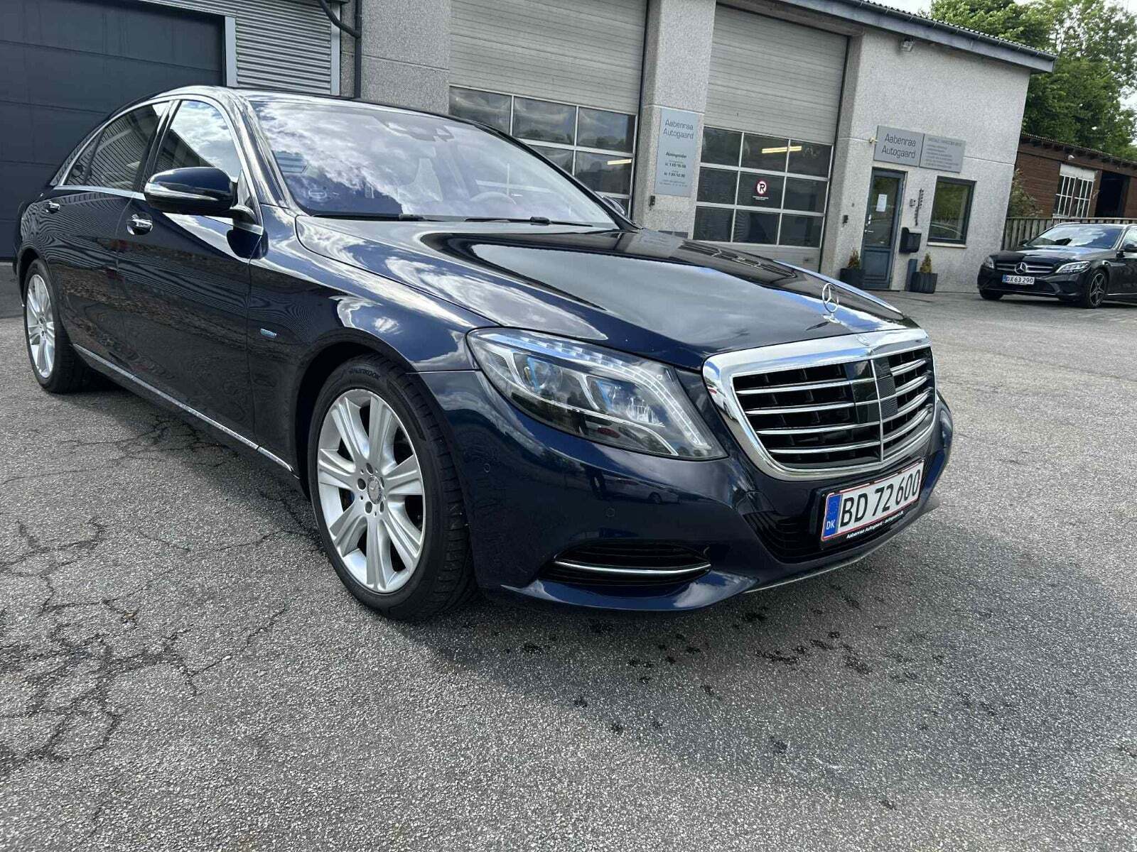 Blå Mercedes S500 e fra 2016 set udefra