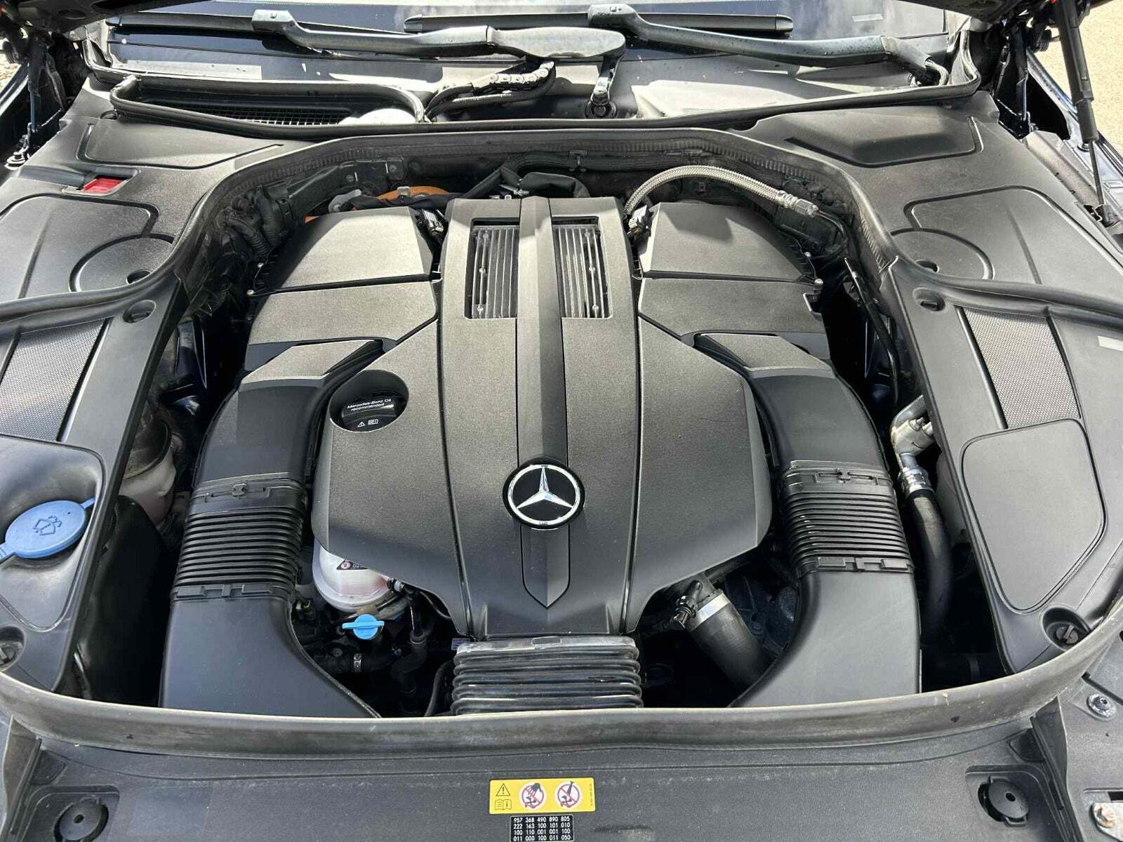 Blå Mercedes S500 e fra 2016 set udefra