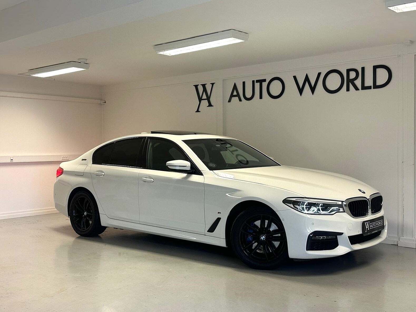 Hvid BMW 530e fra 2019
