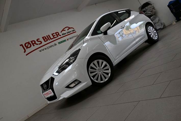 Hvid Nissan Micra fra 2022 set udefra