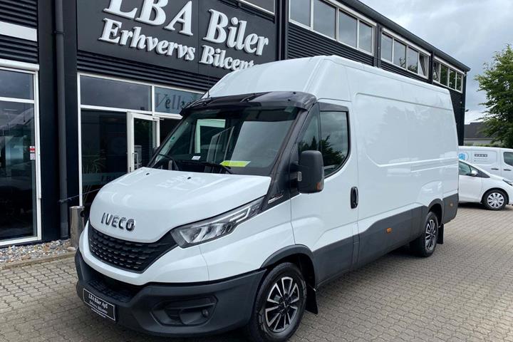 Hvid Iveco Daily fra 2021 set udefra