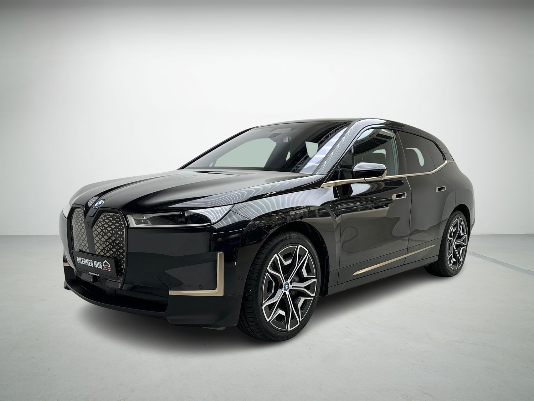 Sort BMW iX fra 2021 set udefra