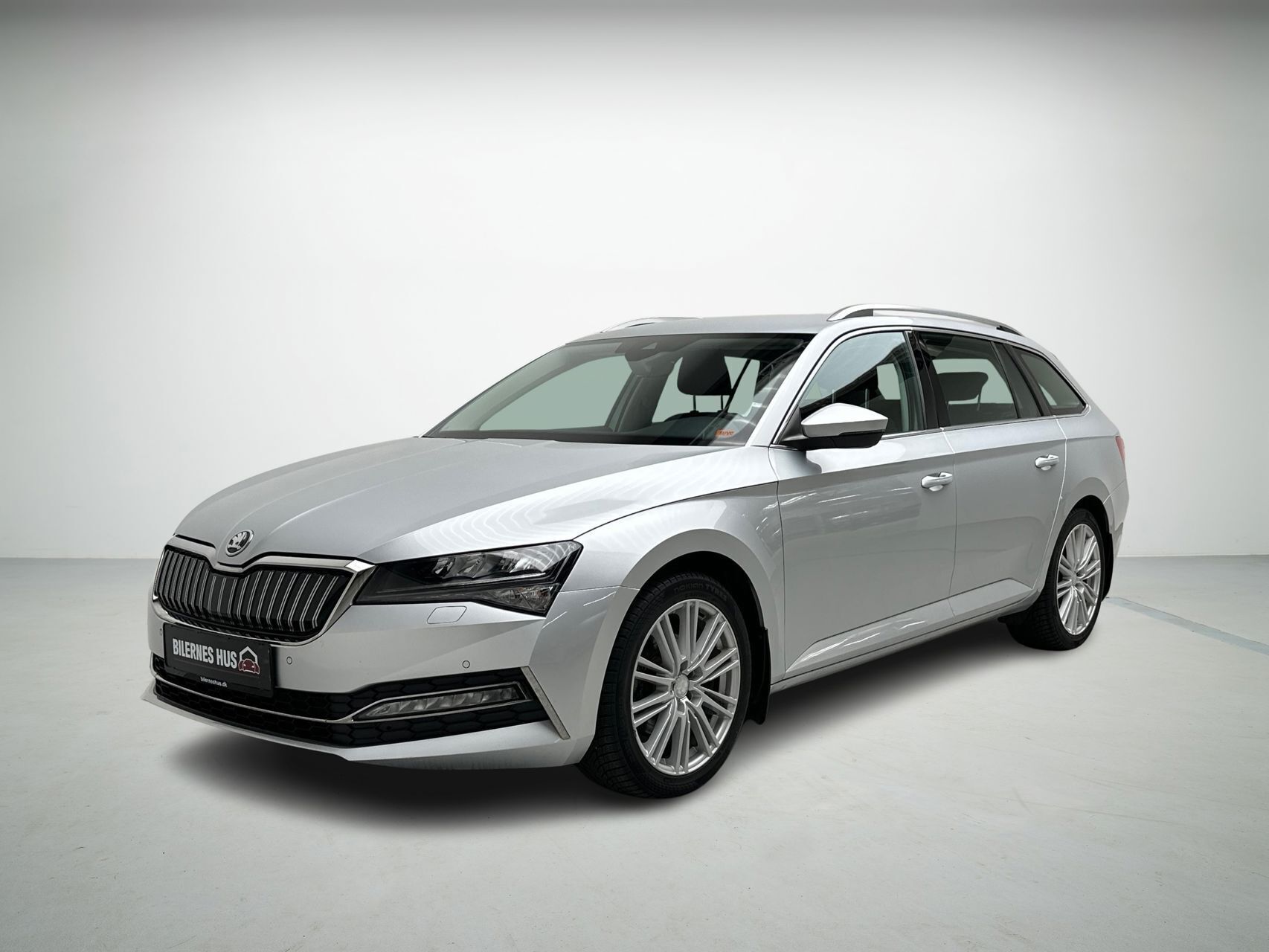 Grå Skoda Superb fra 2021 set udefra