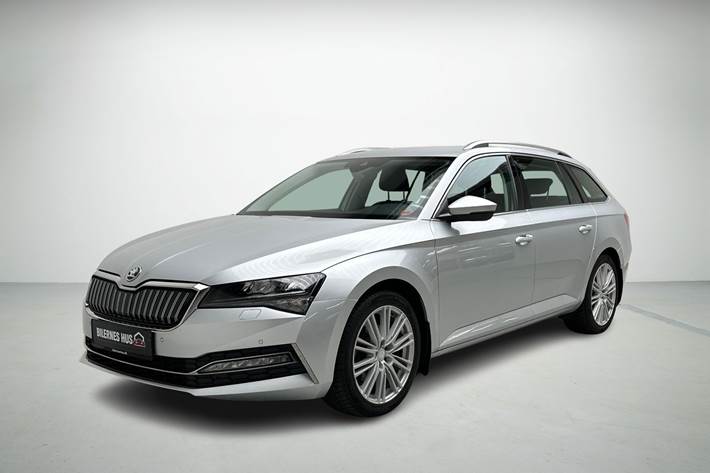 Grå Skoda Superb fra 2021 set udefra