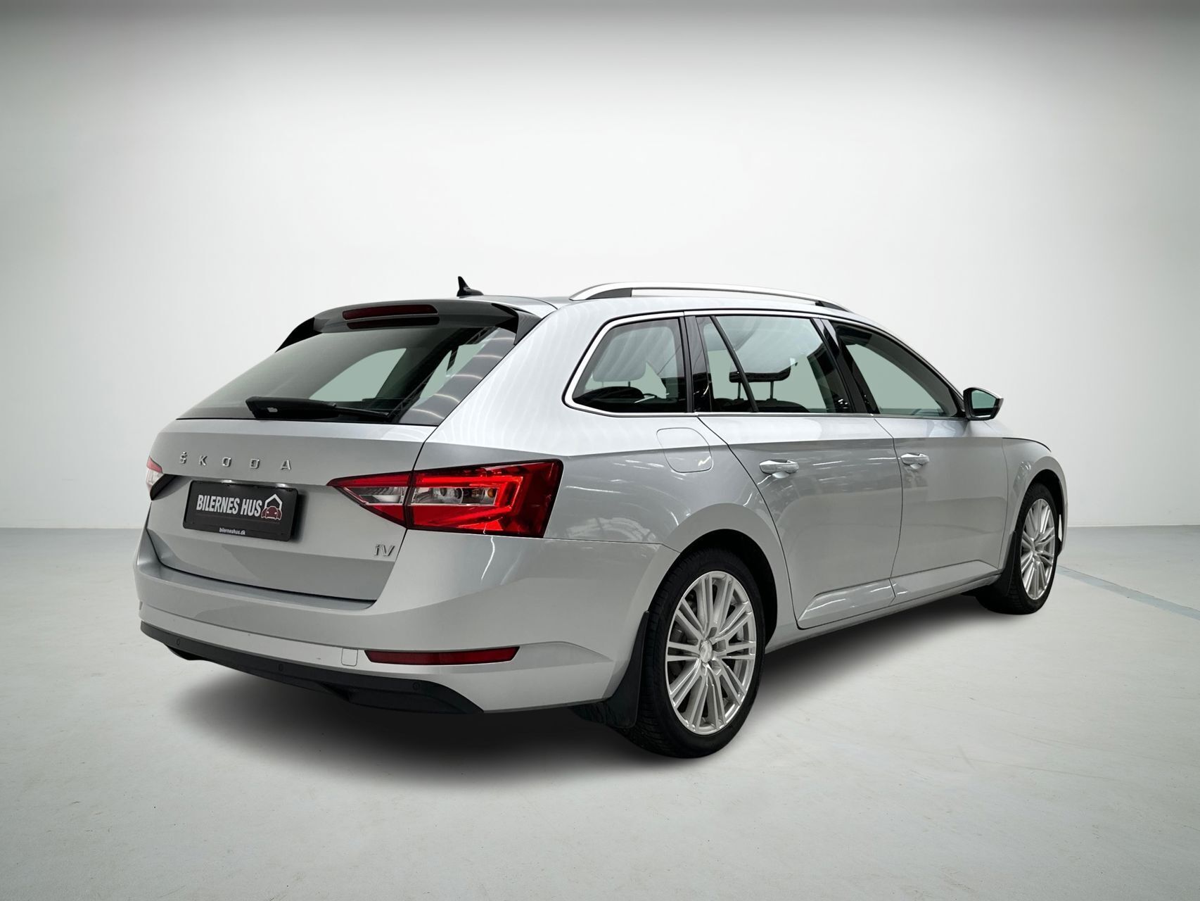 Grå Skoda Superb fra 2021