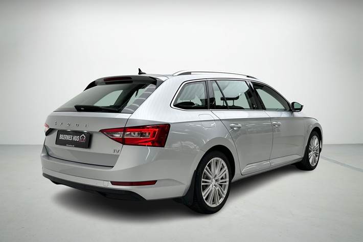 Grå Skoda Superb fra 2021