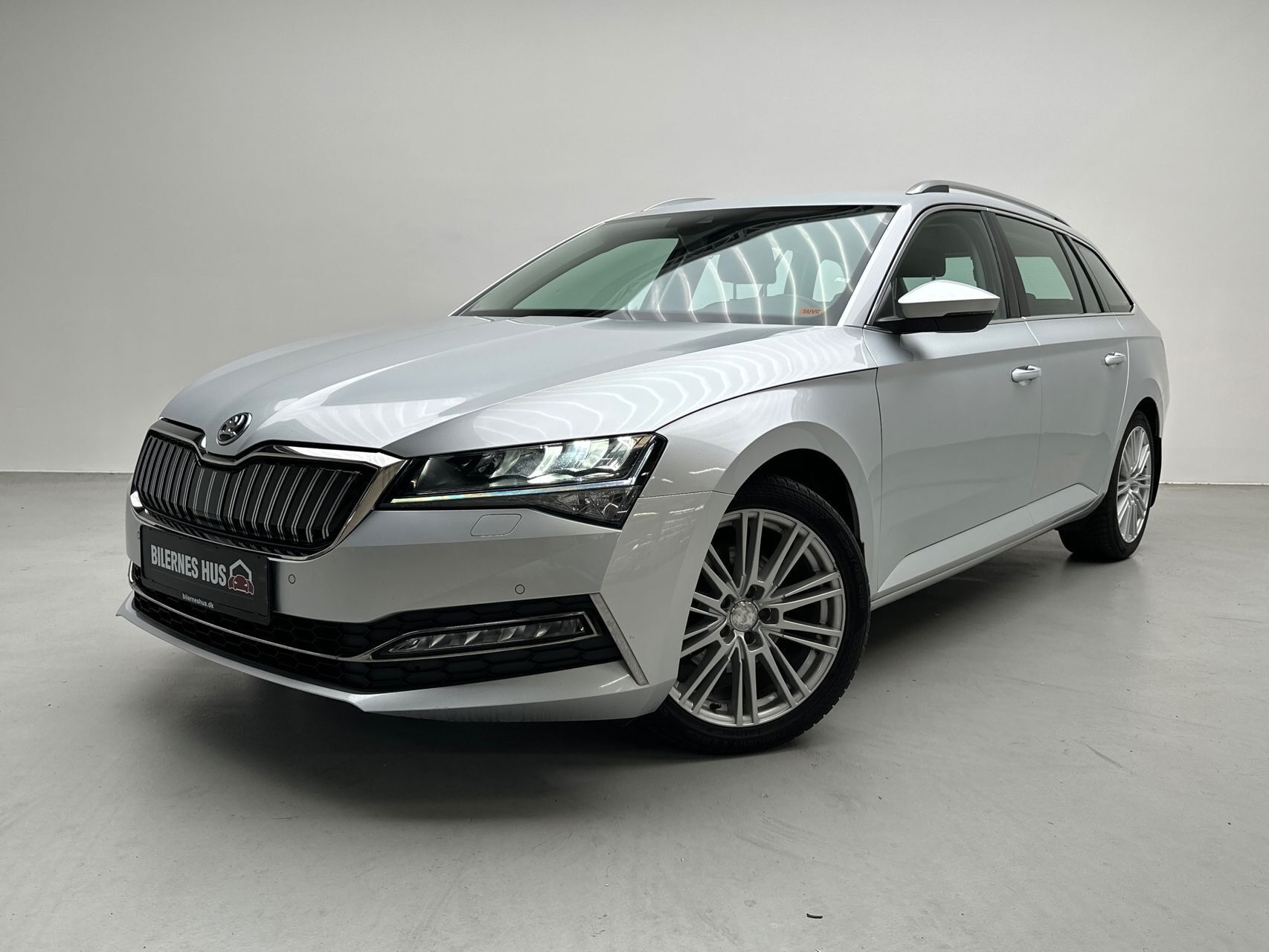 Grå Skoda Superb fra 2021