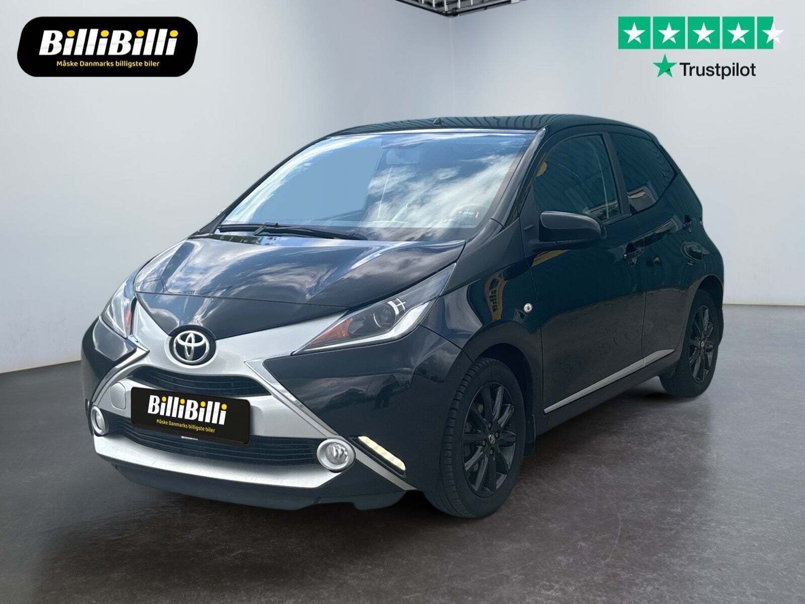 Sort Toyota Aygo fra 2015 set udefra