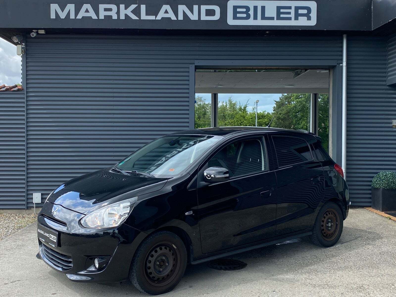 Sort Mitsubishi Space Star fra 2015 set udefra