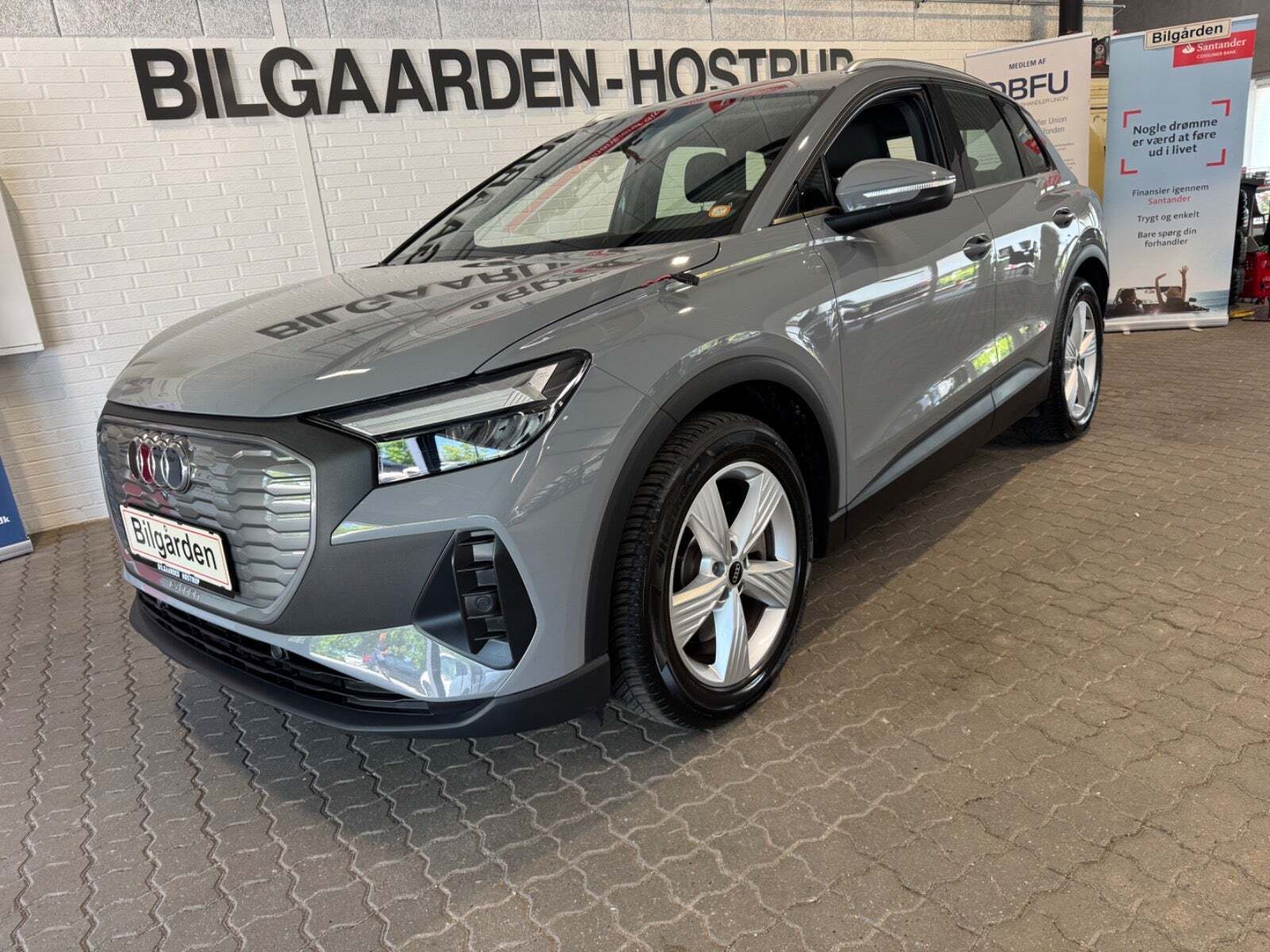 Grå Audi Q4 e-tron fra 2023 set udefra