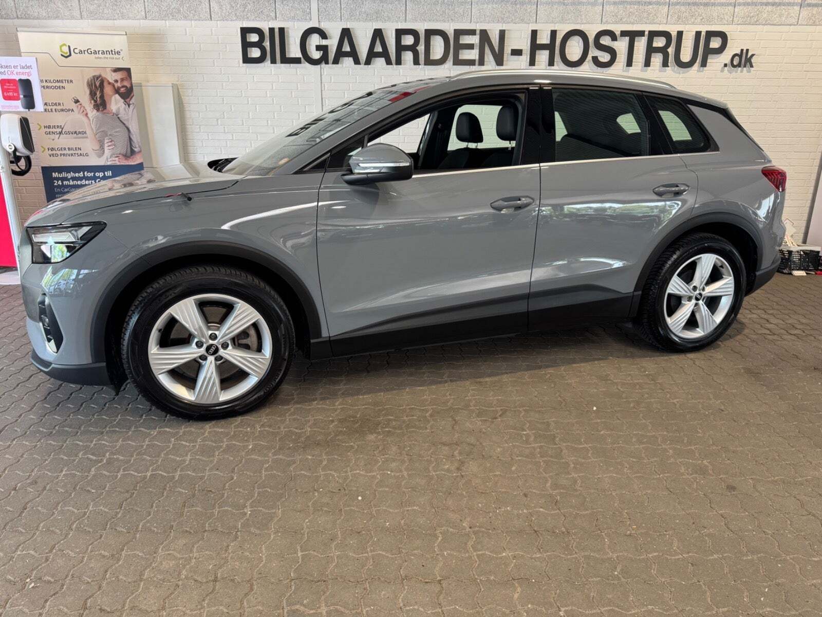 Grå Audi Q4 e-tron fra 2023