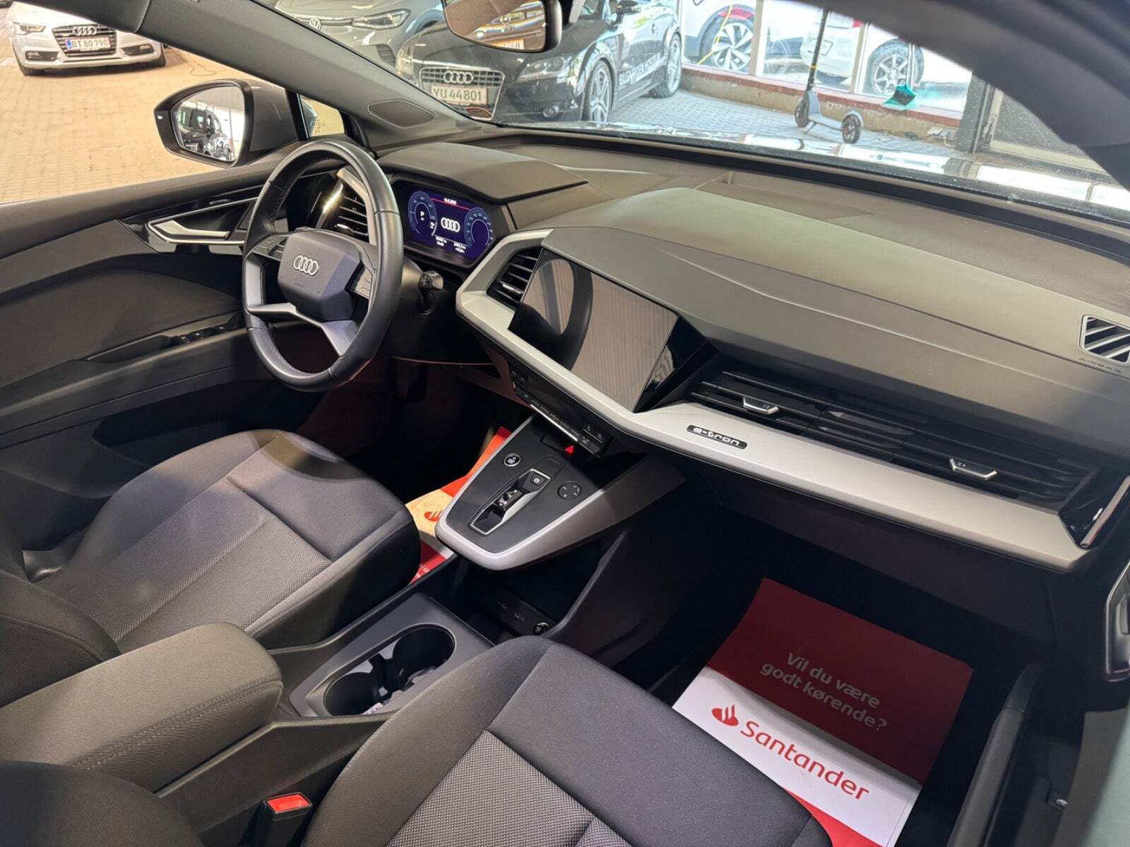 Grå Audi Q4 e-tron fra 2023