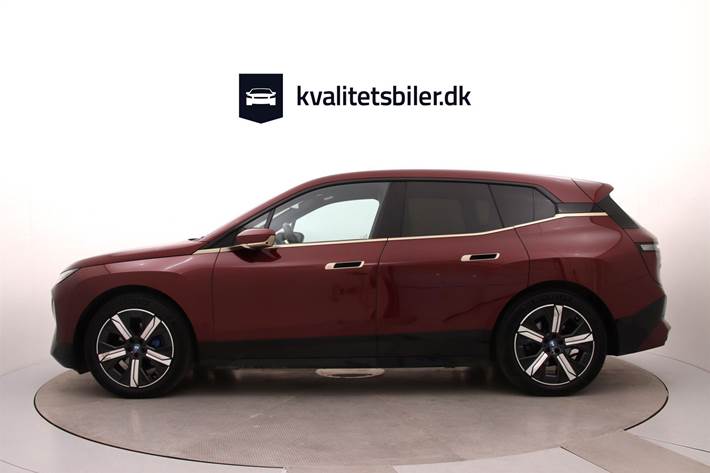 Rød BMW iX fra 2022