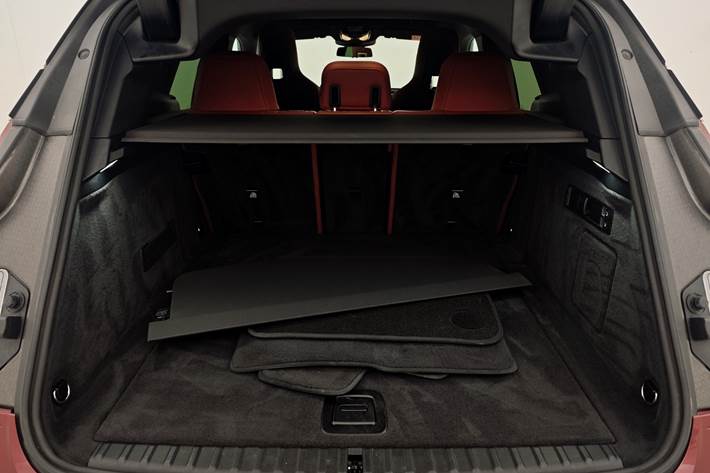 Rød BMW iX fra 2022