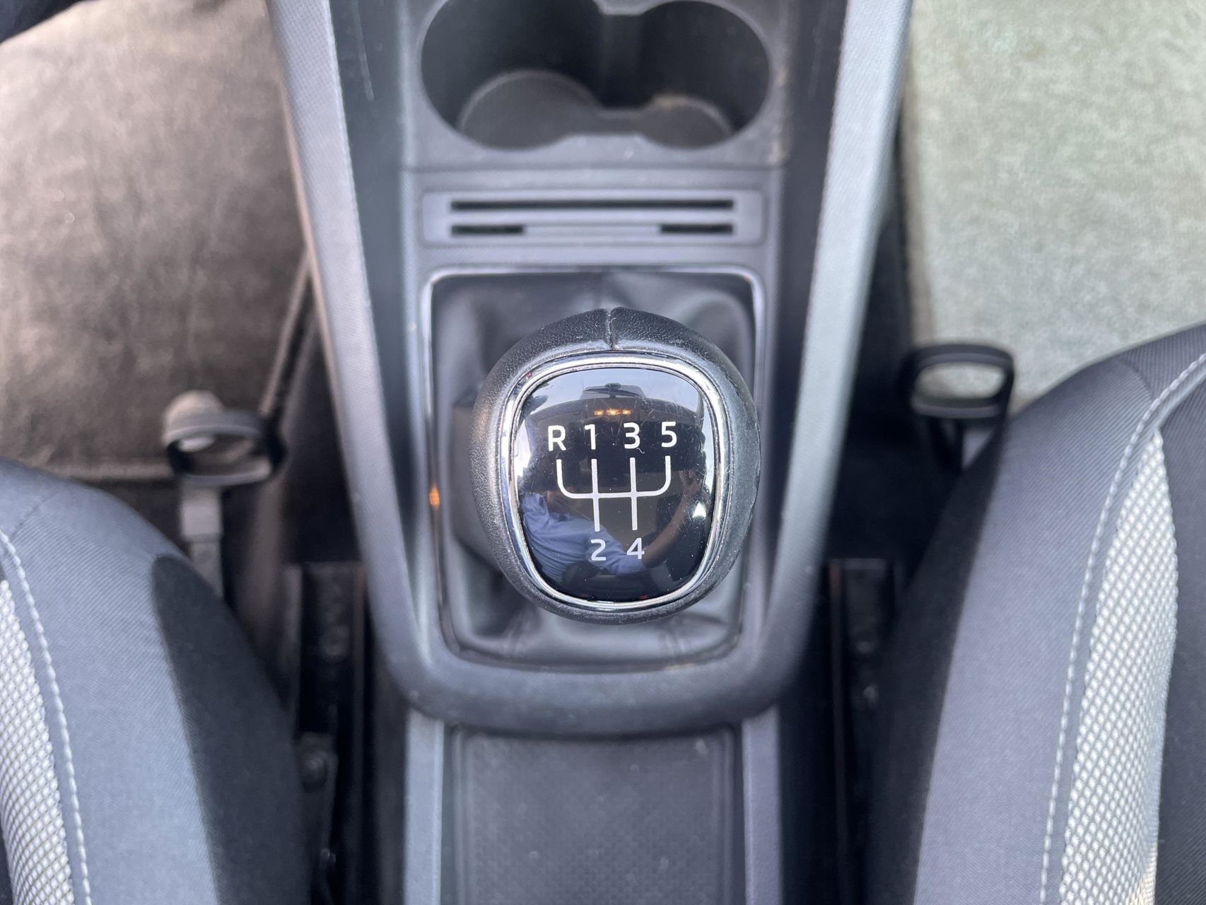 Grå Skoda Fabia fra 2016