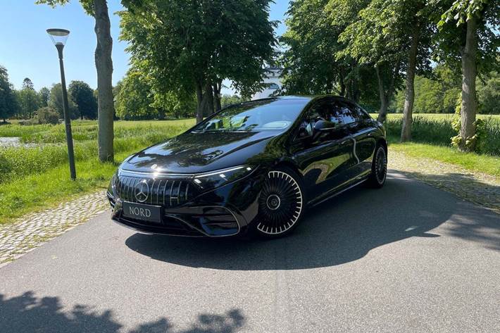 Sort Mercedes EQS53 fra 2022 set udefra