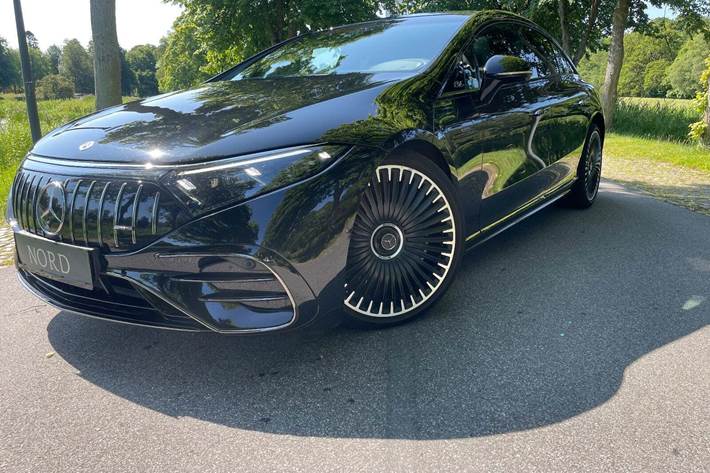 Sort Mercedes EQS53 fra 2022 set udefra