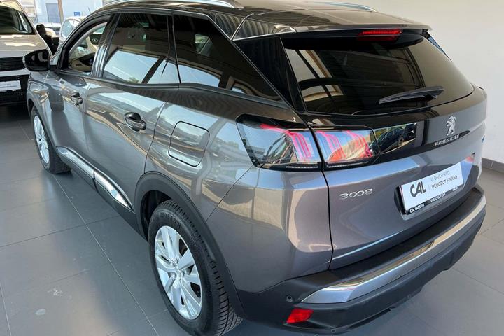 Grå Peugeot 3008 fra 2021