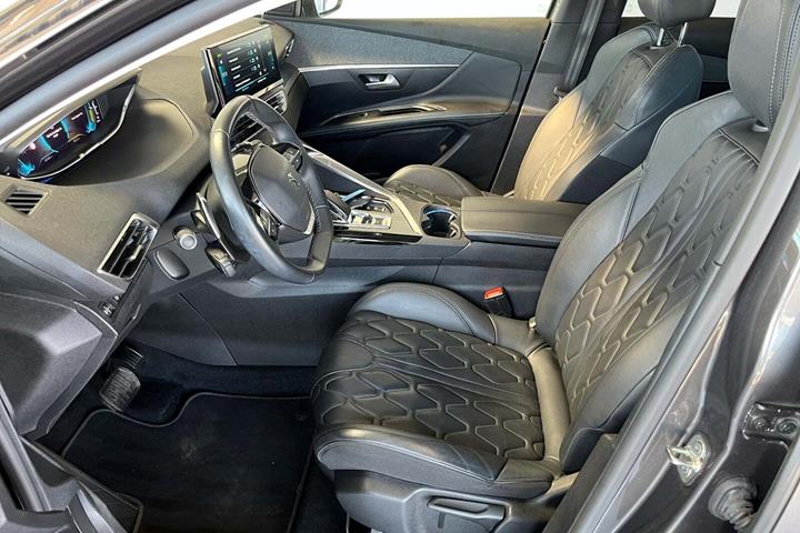 Grå Peugeot 3008 fra 2021