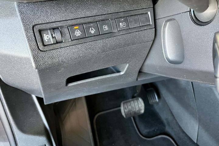 Grå Peugeot 3008 fra 2021