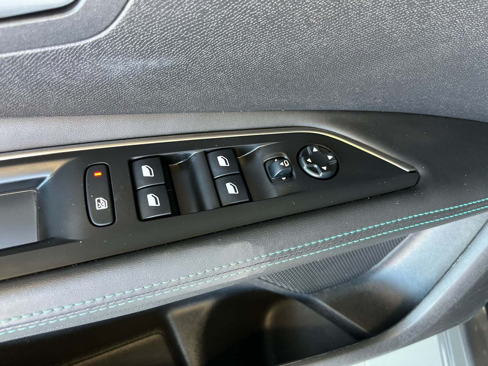 Grå Peugeot 3008 fra 2021