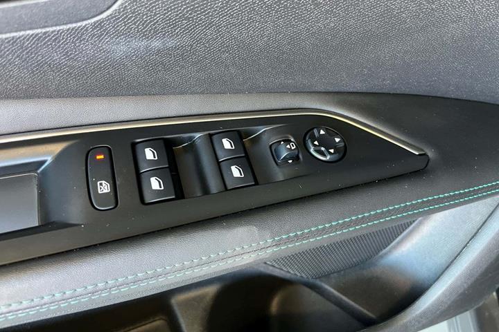 Grå Peugeot 3008 fra 2021