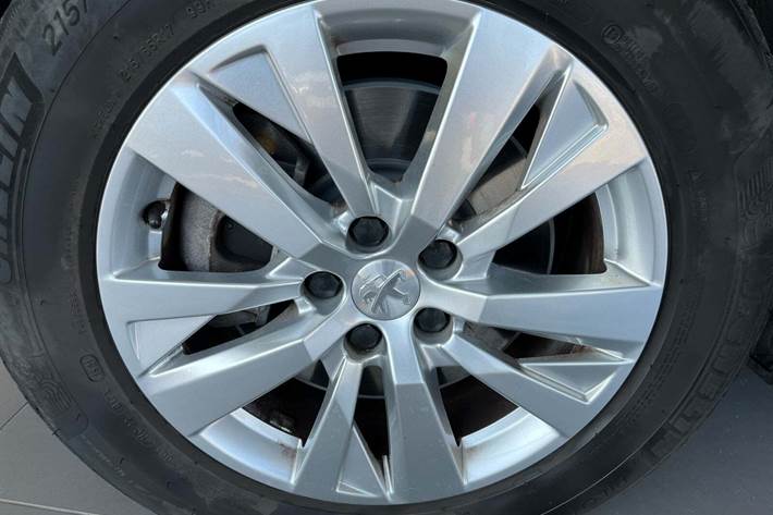 Grå Peugeot 3008 fra 2021