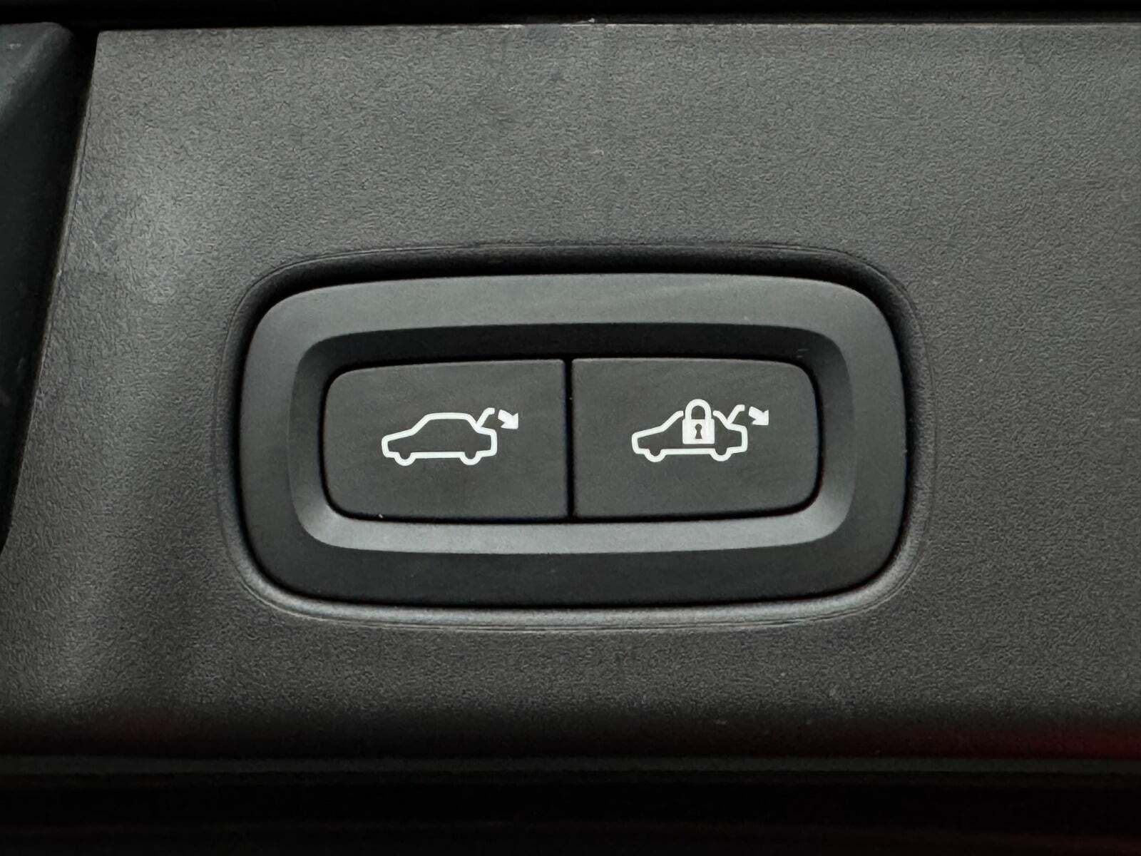 Grå Volvo V90 fra 2021 set indefra