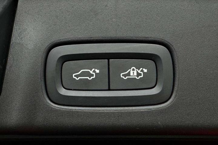 Grå Volvo V90 fra 2021 set indefra