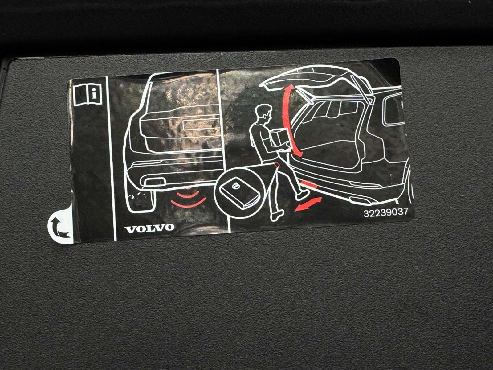 Grå Volvo V90 fra 2021 set udefra