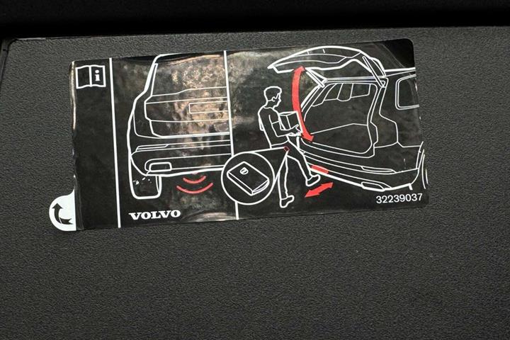Grå Volvo V90 fra 2021 set udefra