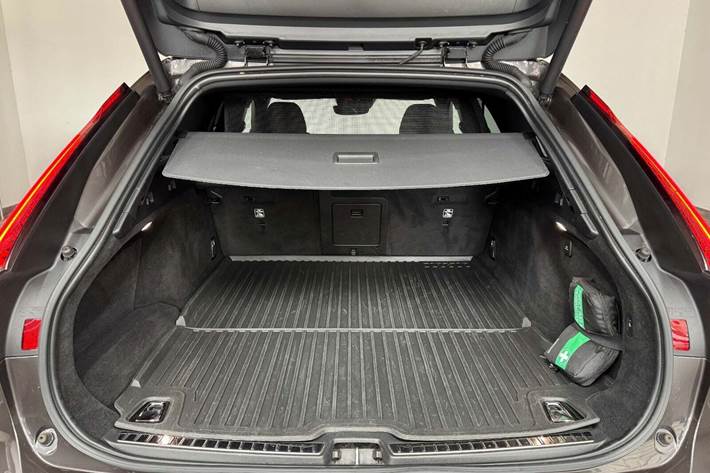 Grå Volvo V90 fra 2021 set udefra