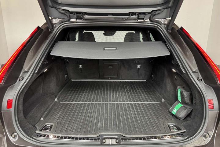 Grå Volvo V90 fra 2021 set udefra