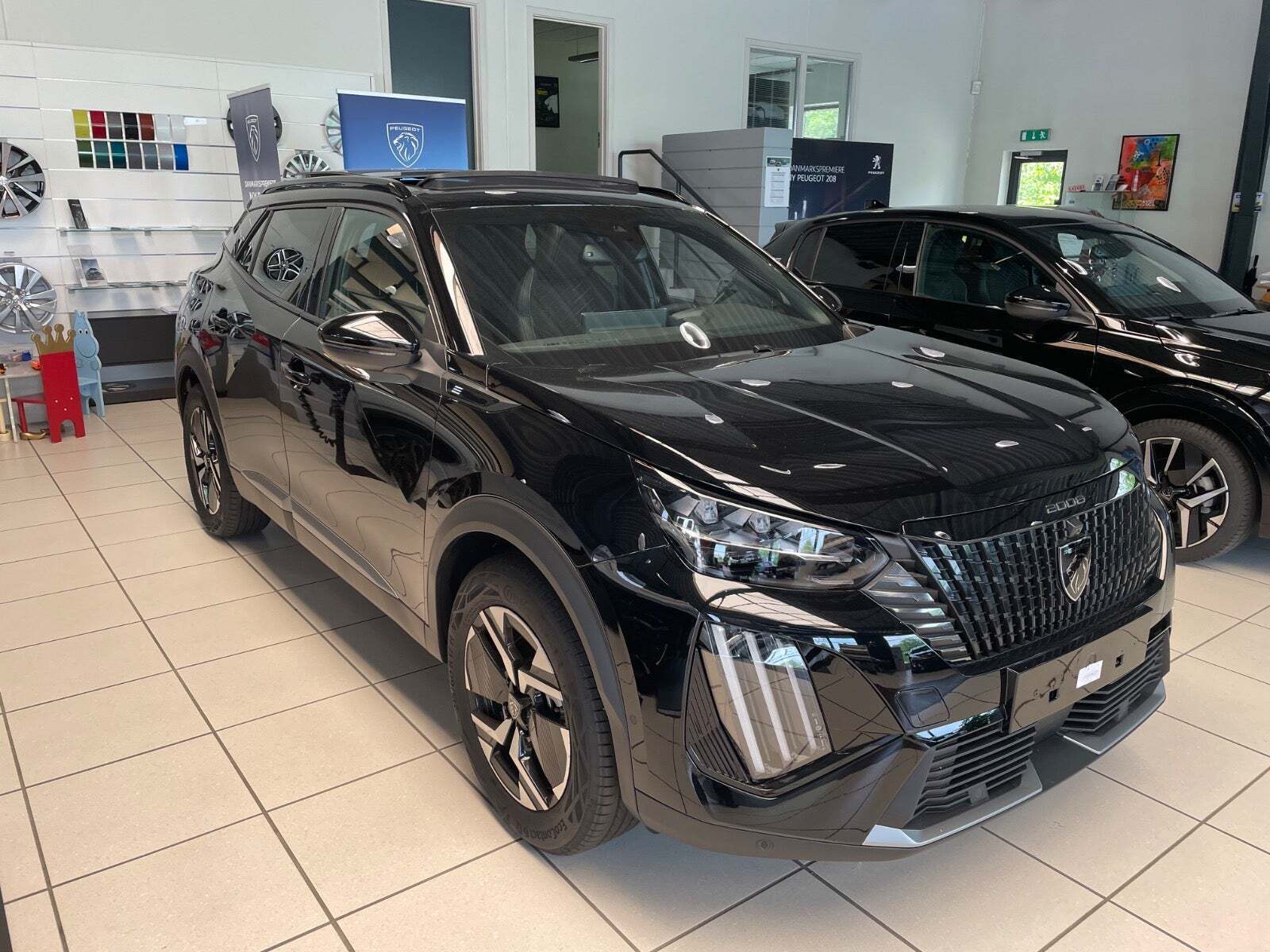 Sort Peugeot e-2008 fra 2025 set udefra