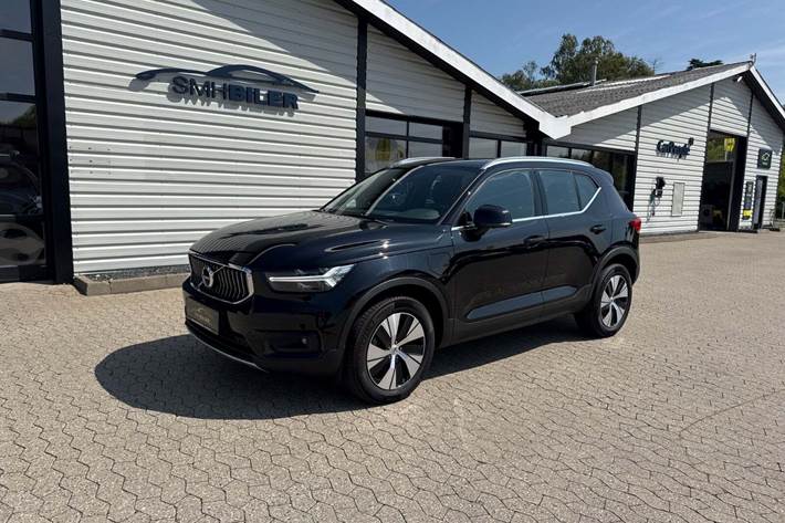 Sort Volvo XC40 fra 2022 set udefra