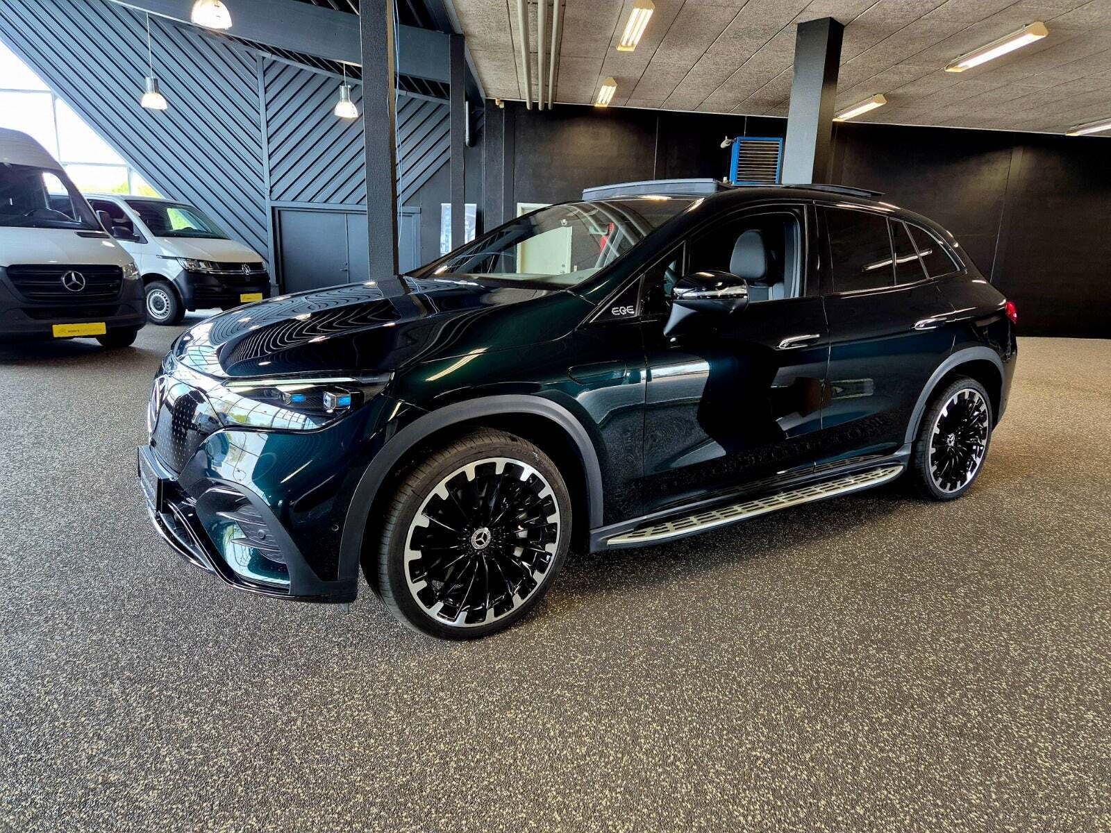Grøn Mercedes EQE500 SUV fra 2023