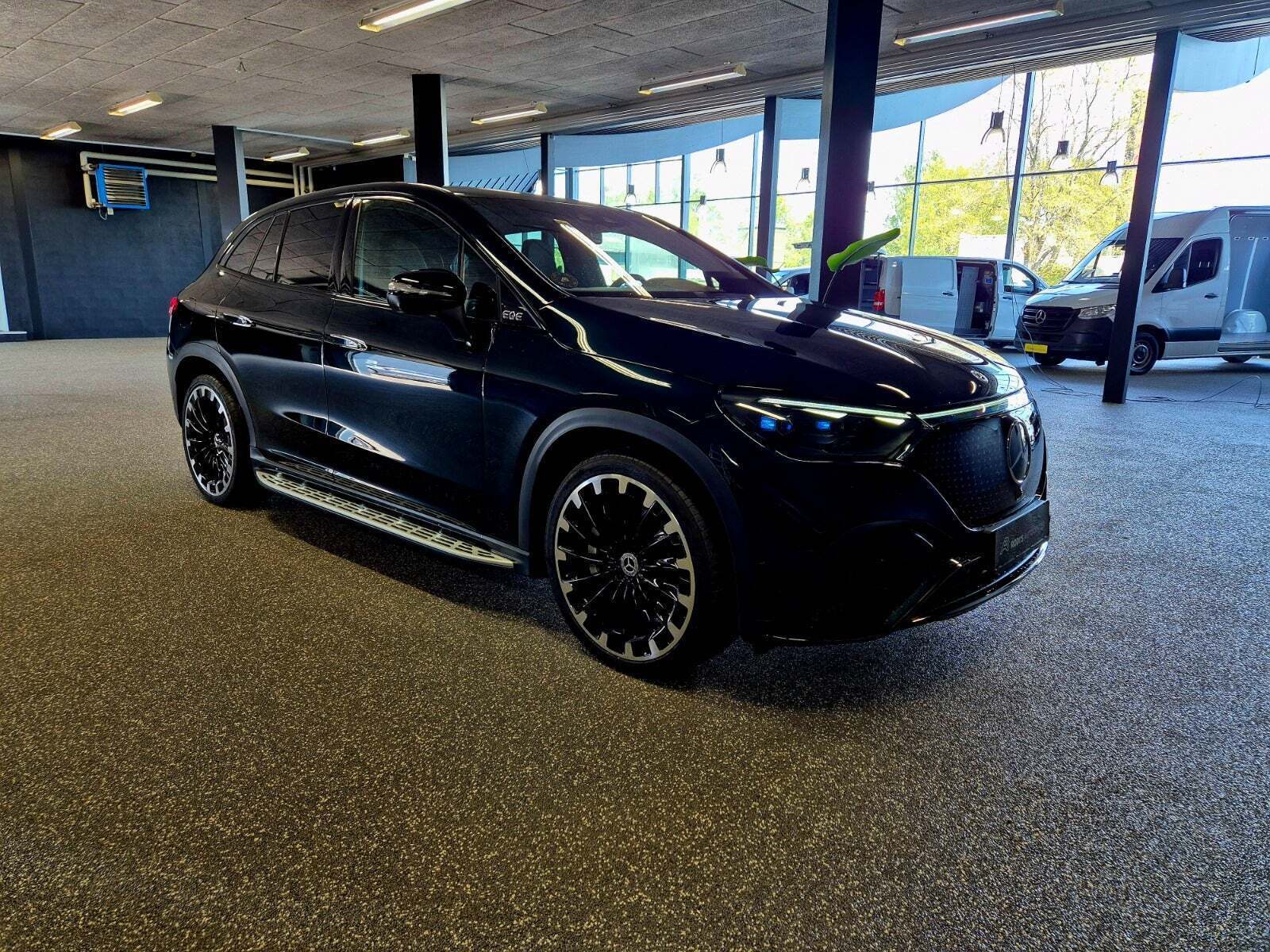 Grøn Mercedes EQE500 SUV fra 2023