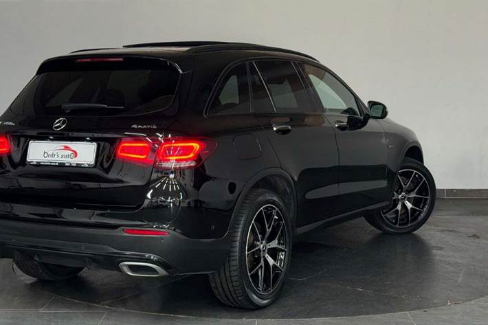 Sort Mercedes GLC300 e fra 2021 set udefra