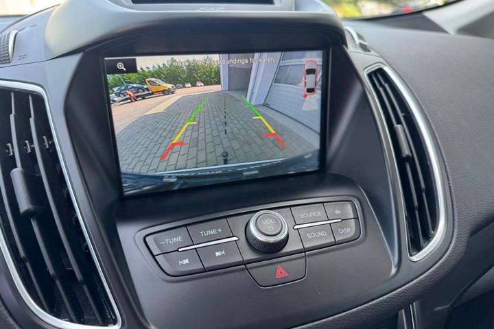 Hvid Ford C-MAX fra 2015 set indefra