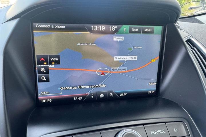 Hvid Ford C-MAX fra 2015 set indefra