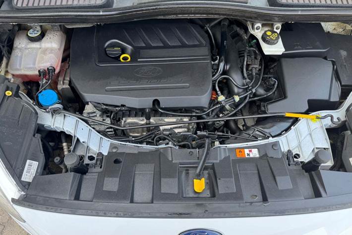 Hvid Ford C-MAX fra 2015 set udefra